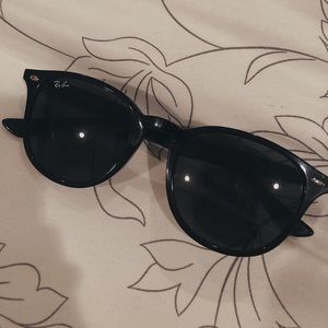 Ray Ban Plastic Frame Sunnies